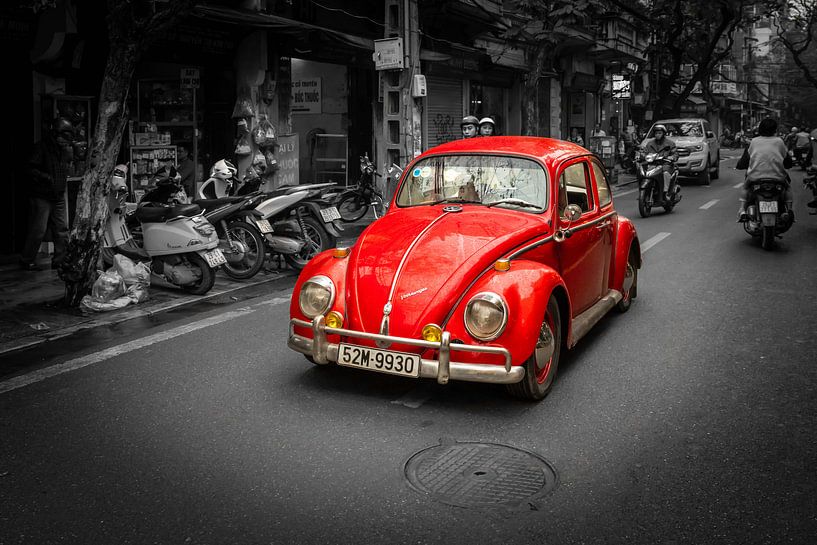 Volkswagen Coccinelle qui roule dans la rue. par Gunter Nuyts