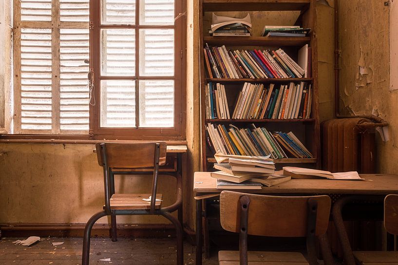 Schreibtisch in Abandoned College. von Roman Robroek – Fotos verlassener Gebäude