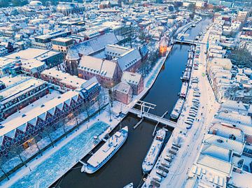 Thorbeckegracht enneigé de Zwolle par une froide matinée d'hiver sur Sjoerd van der Wal Photographie