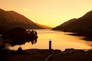Sonnenuntergang am Glenfinnan Monument und Loch Shiel, Lochaber