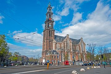 Stadsgezicht van Amsterdam met de Westerkerk in Nederland van Eye on You