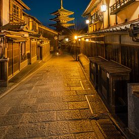 Historisch Kyoto met Yasaka Pagoda in de avond van Melanie Viola