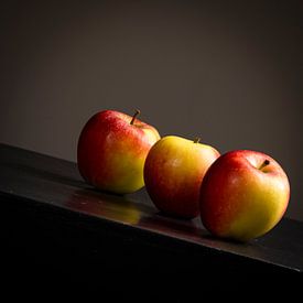 Trois pommes sur Marian Waanders