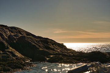 Westkaap in Noorwegen. Fjord en zee met zonsondergang en bergen aan de kust van Martin Köbsch