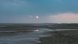 Strand van de Noordsvaarder met zicht op Vlieland van Floris van Woudenberg