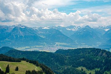 Uitzicht over de Oberallgäu naar Oberstdorf en de Allgäuer Alpen vanaf Besler op de Riedbergpas van Leo Schindzielorz