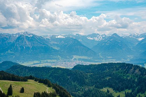 Uitzicht over de Oberallgäu naar Oberstdorf en de Allgäuer Alpen vanaf Besler op de Riedbergpas