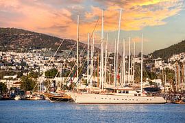 Gulet zeilboot in de haven van Bodrum in Turkije tijdens zonsondergang van Michiel Ton