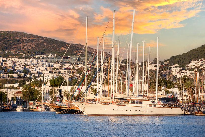 Voilier à goélette dans le port de Bodrum en Turquie au coucher du soleil par Michiel Ton