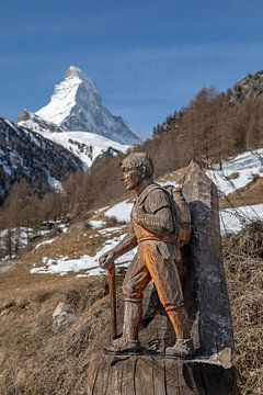 Gesneden houten figuur op het Edelweisspad bij Zermatt