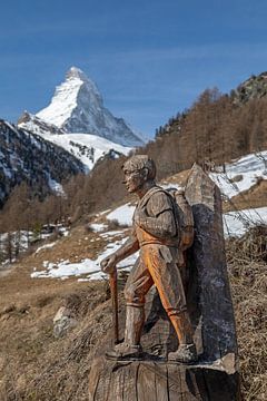 Gesneden houten figuur op het Edelweisspad bij Zermatt van t.ART