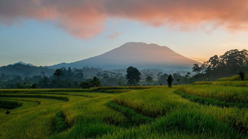 Sonnenaufgang über dem Vulkan Gunung Agung bei Sidemen von Ellis Peeters