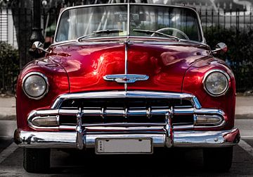 rode uitstekende cabrioletauto in straat van oude stad van Havana Cuba van Dieter Walther