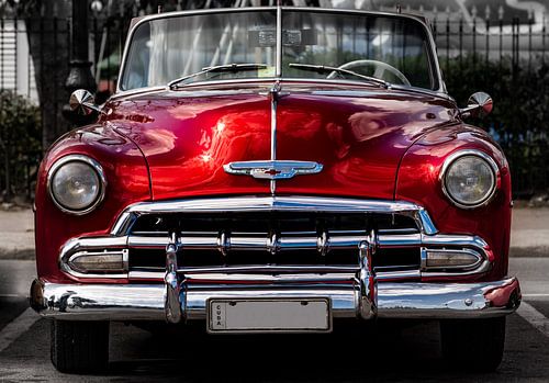 rode uitstekende cabrioletauto in straat van oude stad van Havana Cuba