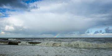 Dreigende Lucht met Regenboog boven Kalme Zee (1)
