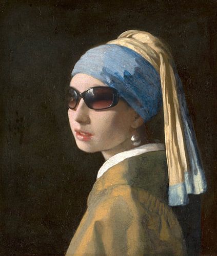 Fille à la boucle d'oreille en perle avec des lunettes de soleil modernes noires