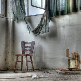 Stuhl mit grünem Vorhang von Esther de Wit