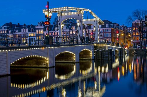 Magere Brug bij avond in Amsterdam aan de Amstel