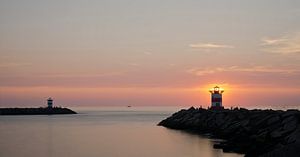 De haven van Scheveningen bij zonsondergang
