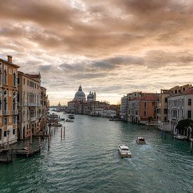 Uitzicht over Venetië van Awesome Wonder