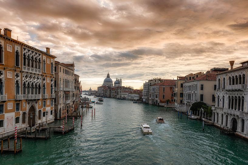 Uitzicht over Venetië van Awesome Wonder