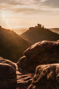 Burg Trifels im Pfälzer Wald im Sonnenuntergang.