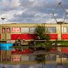Rode tram met reflectie van Paul van Putten