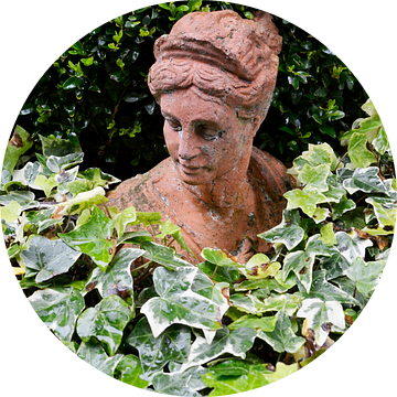 Beeld van een vrouw in een buitenlandse tuin van Susan Dekker