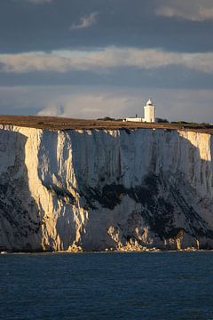 Vuurtoren op de witte kliffen van Dover, Engeland van Imladris Images