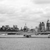 Panorama der Skyline von London, gesehen von der Themse von Roger VDB