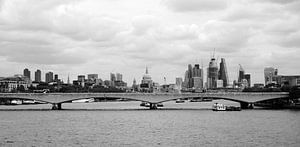 Panorama der Skyline von London, gesehen von der Themse von Roger VDB