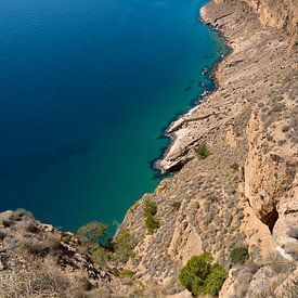 Falaises et Méditerranée sous un ciel bleu sur Adriana Mueller