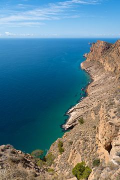 Kliffen en de Middellandse Zee onder een blauwe hemel van Adriana Mueller