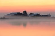 Une ferme à moitié cachée dans une couverture de brouillard matinal par Eelco de Jong Aperçu