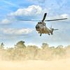 Un hélicoptère de transport Cougar se pose sur la dérive des sables sur Jenco van Zalk