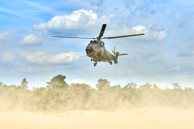 Cougar transporthelikopter landt op zandverstuiving van Jenco van Zalk