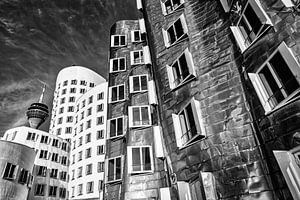 Gehry Bauten im Medienhafen in Düsseldorf mit Rheinturm in schwarz-weiss