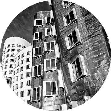Gehry-gebouwen in de mediahaven in Düsseldorf met de Rijntoren in zwart-wit