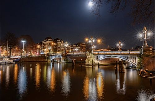 De Blauwbrug bij nacht