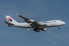 Boeing 747 Cargo der Malaysia Airlines kurz vor der Landung auf der Polderbaan. von Jaap van den Berg