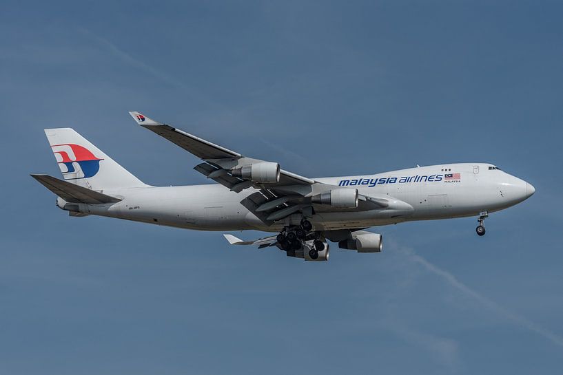 Boeing 747 Cargo der Malaysia Airlines kurz vor der Landung auf der Polderbaan. von Jaap van den Berg