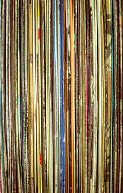 Pile de pochettes de vinyles colorées sur Patricia Hofmeester