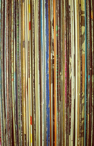 Stapel gekleurde LP hoezen