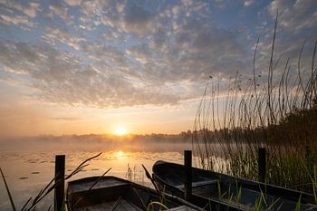 Zonsopkomst met roeibootjes