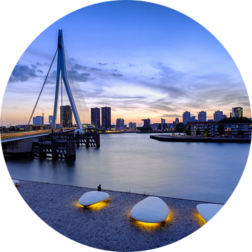 Skyline Rotterdam tijdens het blauwe uurtje vanaf Wilhelminaplein van Mark De Rooij
