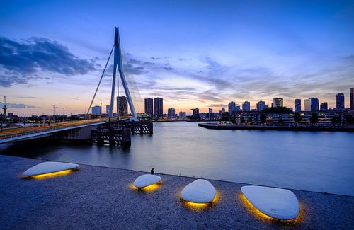 Skyline Rotterdam tijdens het blauwe uurtje vanaf Wilhelminaplein