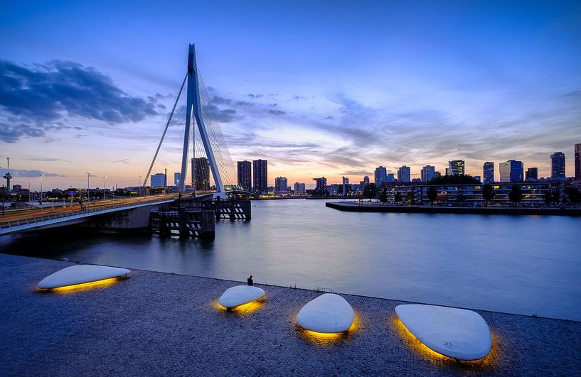 Skyline Rotterdam tijdens het blauwe uurtje vanaf Wilhelminaplein van Mark De Rooij