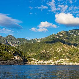 Middellandse Zeekust bij Maiori aan de Amalfikust in Italië van Rico Ködder