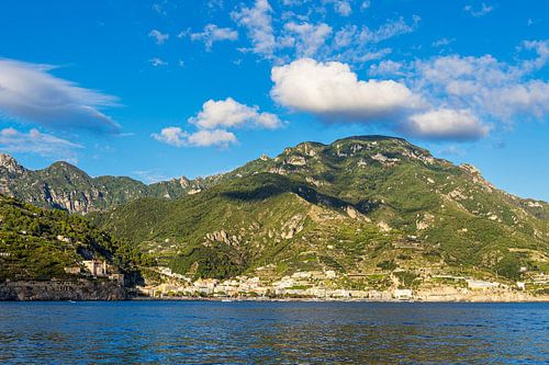 Middellandse Zeekust bij Maiori aan de Amalfikust in Italië