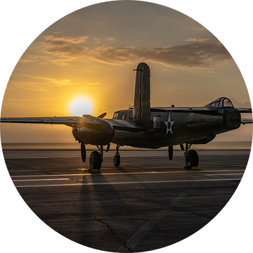 North American B-25 Mitchell tijdens zonsopkomst. van Jaap van den Berg